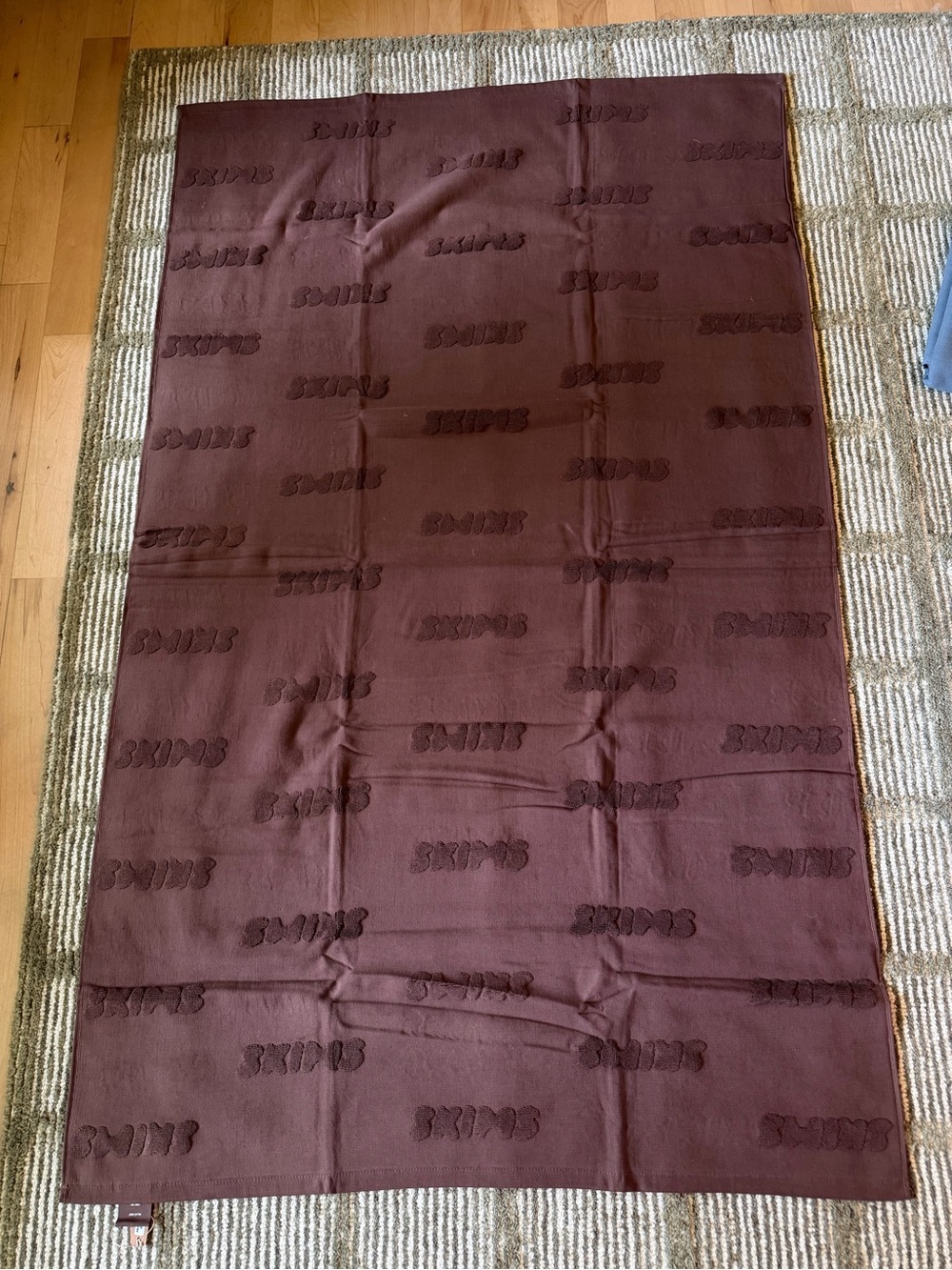 SKIMS Brown Logo Terry Bath Towel - Picture 3 of 4